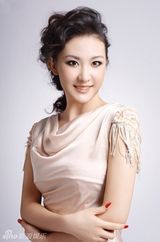 组图：徐嘉阳开拍杂志新年大片 性感而不失可爱