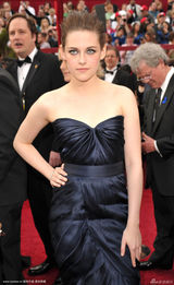 高清组图：克丽斯汀-斯图尔特秀长裙温柔妩媚