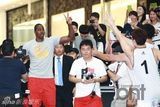 组图：NBA球星霍华德访韩跳马舞与谐星搞笑互动