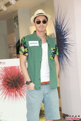 组图：官恩娜险露裙底风光 赞关楚耀胸肌结实