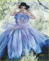 高清图：凯瑞-穆里根登时尚杂志封面 演绎经典红白蓝