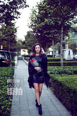 明星爱街拍：应采儿辣妈街拍 美艳依旧如夜精灵