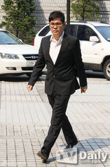 组图：韩笑星金勇万涉赌遭调查鞠躬致歉