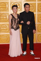 组图：陈茵媺身着蕾丝拼接裙牵手吴卓羲走红毯