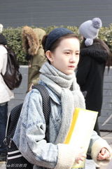 组图：北影放榜日最美工作人员与考生竞艳