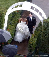 幻灯图：真人秀男星杰森告别单身 瓢泼大雨中完婚