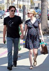 组图：《真爱如血》主演安娜与斯蒂芬恩爱逛街