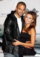 组图：伊娃帕克出席慈善活动 当众热吻情意绵绵