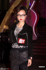 组图：周笔畅大胆红唇妆赴港 为圣诞礼“亮灯” 