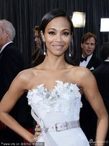 组图：阿凡达女郎佐伊-索尔达娜白色美裙亮相