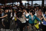 组图：韩庚现身机场引发骚乱 粉丝狂热争相围堵