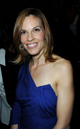 幻灯图集：希拉里-斯万克亮相巴黎时装周