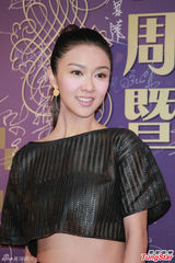 组图：章子怡火红包身裙挽手梁朝伟 宗师夺4奖