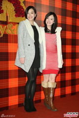 组图：黄小柔出嫁盼造人 穿低胸婚纱挽老公亮相