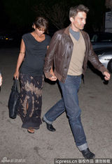 组图：哈利贝瑞即将临盆肚大如箩 老公不敢松手