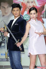 组图：吴奇隆马苏为新戏宣传粉丝热情接机