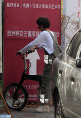 组图：张歆艺798独自骑车游玩 摘花折枝心情好