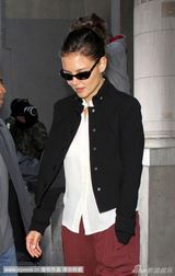 组图：苏瑞撒娇缠老爸 阿汤哥幸福洋溢给女儿当保镖