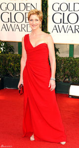 高清图：伊迪-凡尔克红色长裙演绎知性女神