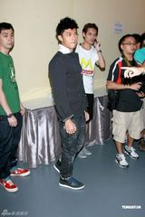 组图：谭咏麟现身跳机械舞 激情献唱要做不老校长