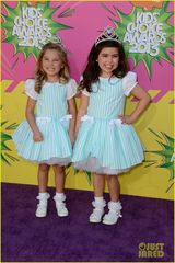 组图:儿童选择奖红毯  暮光女秀美腿钱妞变绅士