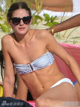 组图：名模迪瓦伊穿比基尼海边晒肤 前胸似后背