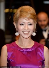 组图：《如父如子》戛纳首映 真木阳子撞色抢眼