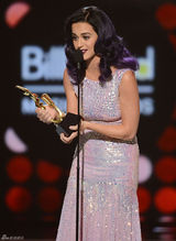 组图：凯蒂-佩里华服亮相公告牌音乐奖