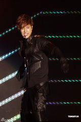 组图：金贤重开唱露胸耍性感 与gaga撞期仍火爆