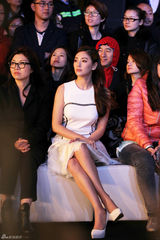 组图：张雨绮抵沪看秀露香肩 董洁裹严实