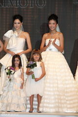 组图：陈嘉桓出席名品婚纱秀 亲自上阵展示婚纱