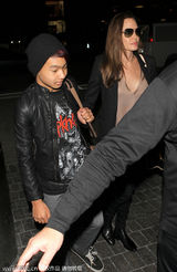 组图：朱莉携养子女亮相 黑超遮面衣着干练