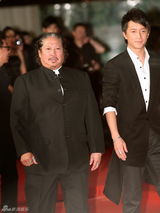 高清图：李心洁秀粉嫩香肩 韩庚清爽帅气