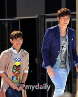 组图：东方神起助阵聊天秀节目 现场大秀“亲密”