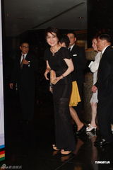 组图：赌王四太梁安琪携何猷亨何超欣出席活动