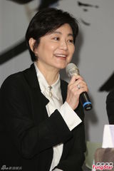 组图：林青霞返台风韵迷人 看曾经接吻镜头大笑