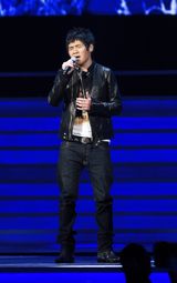 组图：群星献唱中歌榜 韩庚潘玮柏劲歌热舞