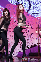 组图：SHINee新曲夺冠叠罗汉 Rania镂空装惹火