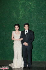 组图：晶刚香港婚宴 郭晶晶坠钻礼服挽霍启刚亮相