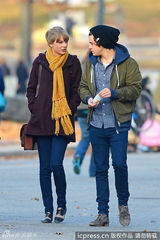 组图：泰勒与1D成员恋情浮水面 抱友人小孩显母爱