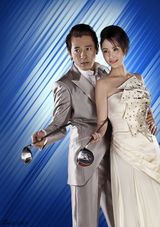 组图：吕颂贤戴娇倩登杂志封面 祝福新年精彩不断