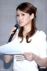 幻灯组图：伊能静否认“消费”儿子 谈离婚很煎熬