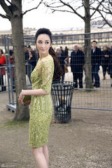 组图：吴佩慈透视绿裙亮相巴黎时装周收官秀