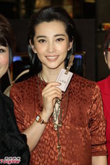 组图：李冰冰率性亮相品牌开幕会服饰抢镜