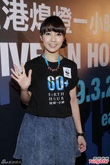 组图：杨千嬅携子走山路改善呼吸疾病