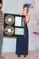 组图：阿娇(钟欣桐)《桐花》专辑祝捷会上欣喜落泪