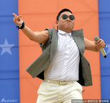 鸟叔武汉不惧高温骑马舞 身材发胖舞姿仍轻盈