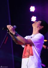 高清图：陈楚生演唱会深圳开锣 与李宗盛隔空对唱