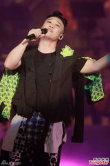 组图：陈奕迅演唱会化浓妆 搞怪献唱掀高潮