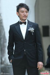 组图：张震大婚献吻娇妻 亲手为新娘提裙摆